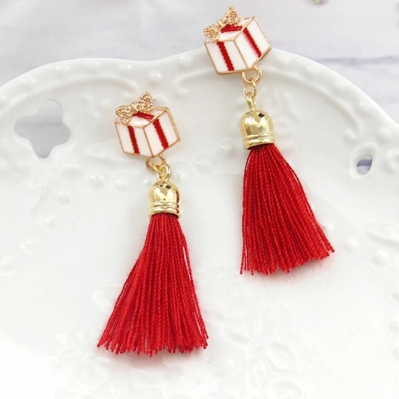 Jewelry - Gift box tassel earrings